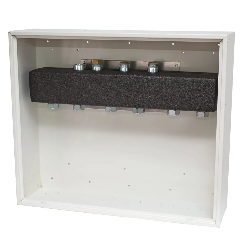 Systemverteilerbox von ESBE mit einer schwarzen hydraulischen Weiche für die Verbindung von mehreren Heizkreisen, montierbar in einem weißen Gehäuse.